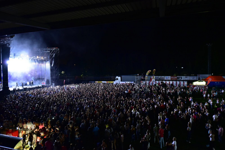 Luis Fonsi enamora con su voz a 7.000 asistentes en el único concierto de Castilla y León