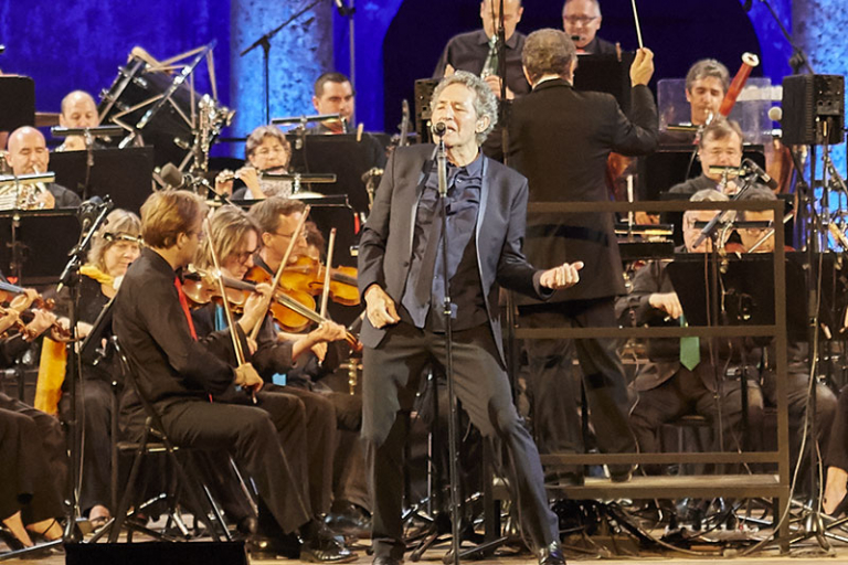 Miguel Ríos regresa a Salamanca con ‘Symphonic Ríos’ con motivo del IIIV Centenario de la Universidad.